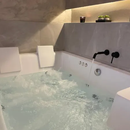 Апартаменты Jacuzzi Ladadika